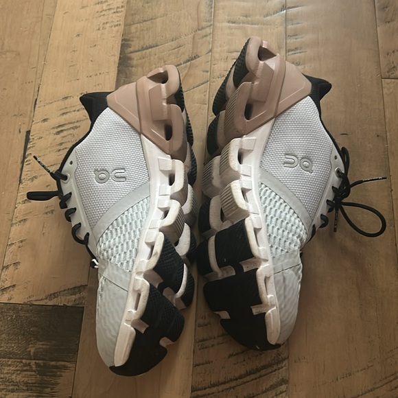 On Women’s Cloudflyer 4 - Picture 3 of 4